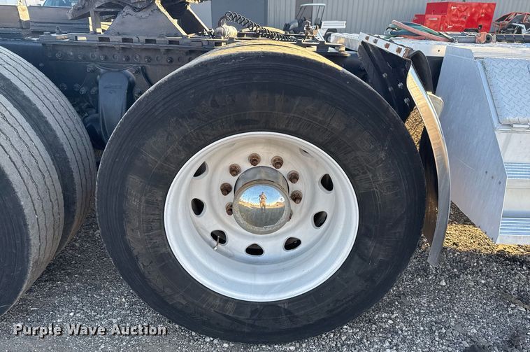 image for item EG2345 2001 Freightliner semi truck