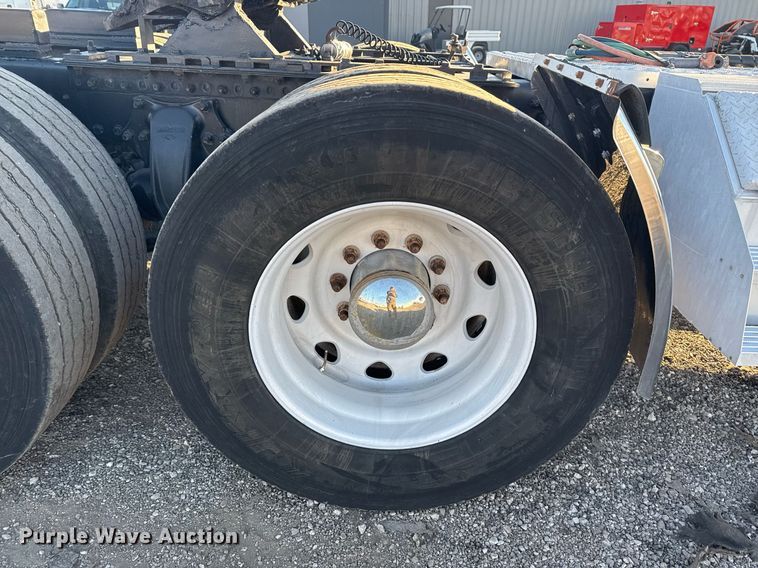 image for item EG2345 2001 Freightliner semi truck