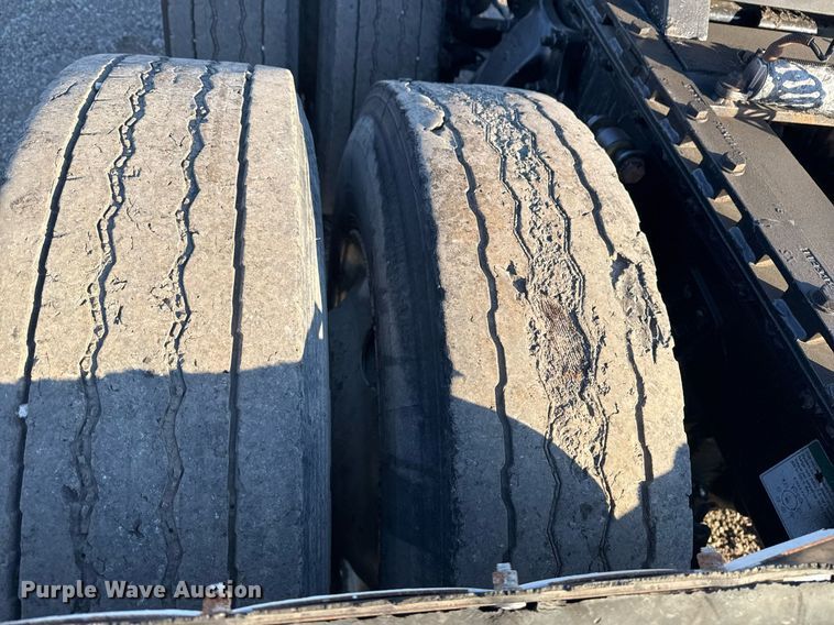 image for item EG2345 2001 Freightliner semi truck