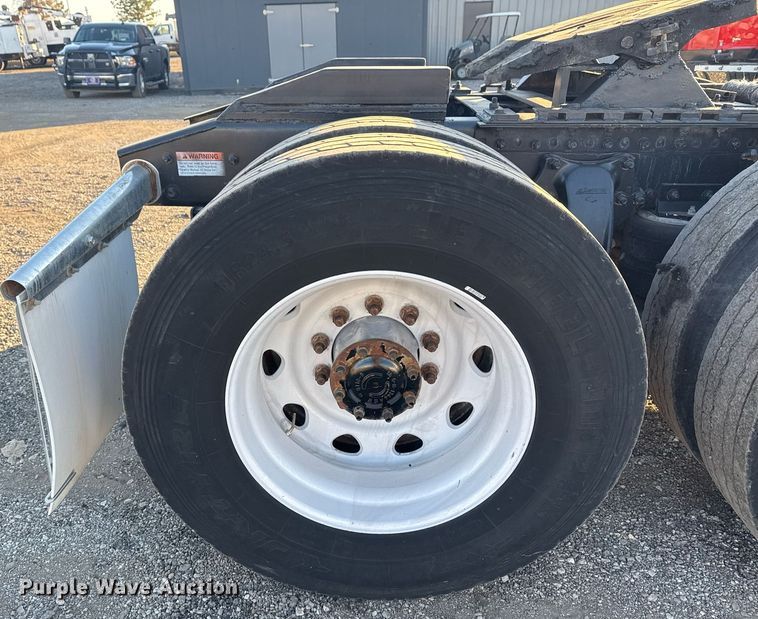 image for item EG2345 2001 Freightliner semi truck