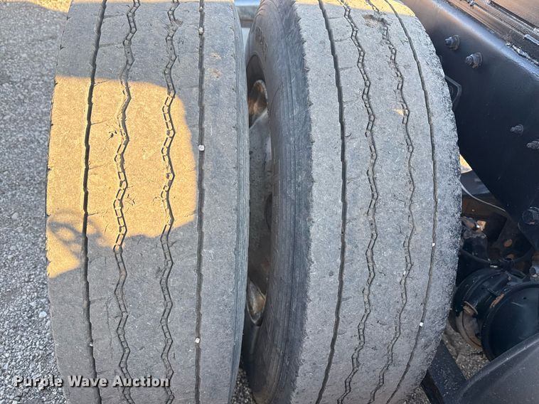 image for item EG2345 2001 Freightliner semi truck