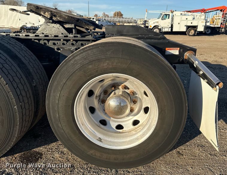 image for item EG2345 2001 Freightliner semi truck