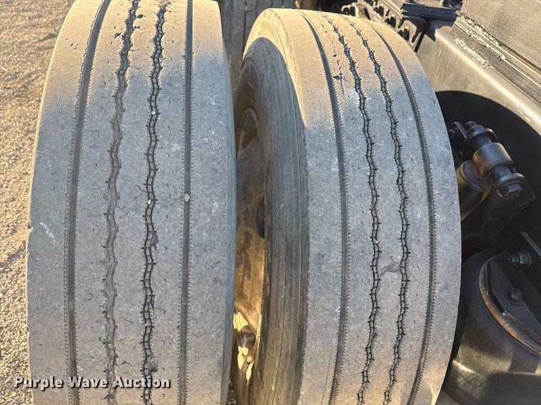 image for item EG2345 2001 Freightliner semi truck