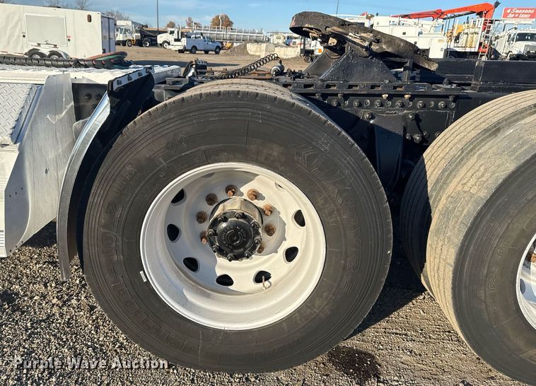 image for item EG2345 2001 Freightliner semi truck