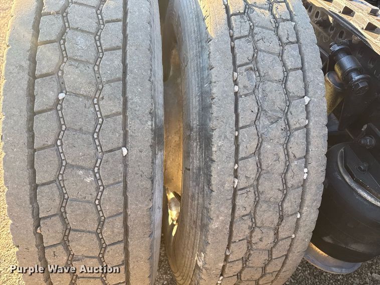 image for item EG2345 2001 Freightliner semi truck