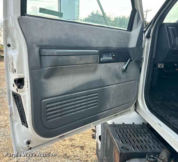 image for item EH7258 2000 Chevrolet  C6500 box truck