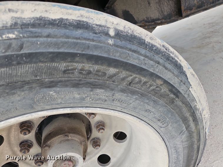 image for item IO9977 2001 Transcraft Eagle drop deck equipment trailer