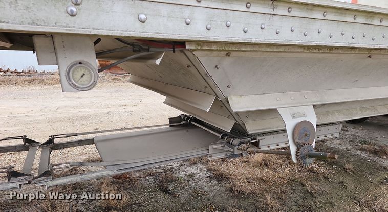 image for item OJ9263 2002 Wilson Hopper Trailer grain trailer