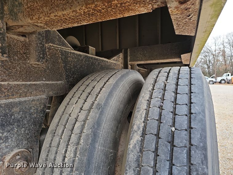 image for item OJ9263 2002 Wilson Hopper Trailer grain trailer