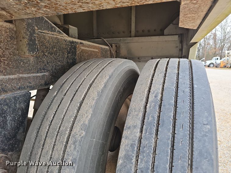 image for item OJ9263 2002 Wilson Hopper Trailer grain trailer