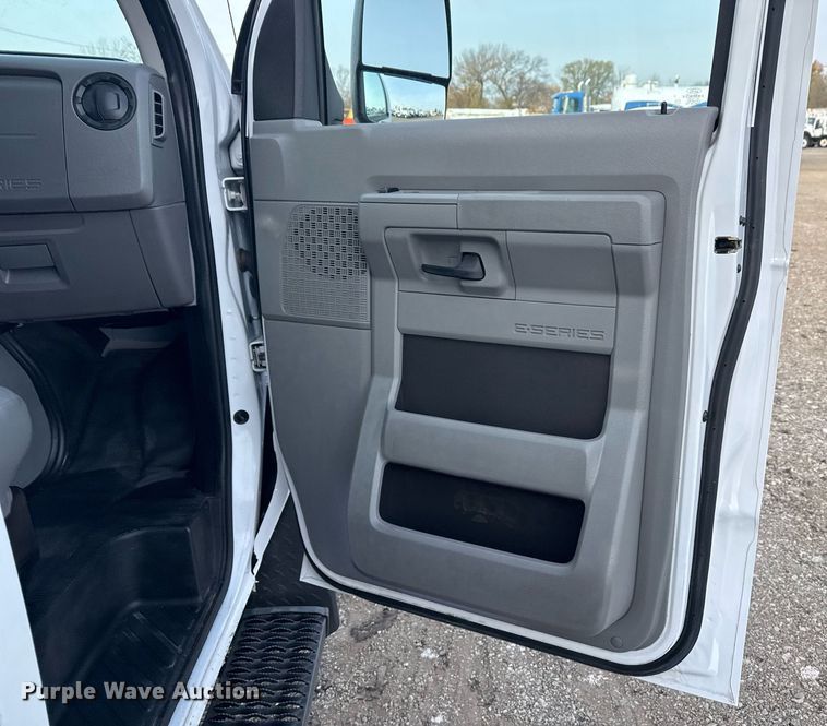 image for item EG2319 2018 Ford E450 Super Duty refrigerated truck