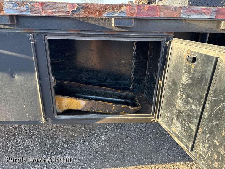 image for item EG2334 2006 Ford F750 Super Duty SuperCab flatbed truck