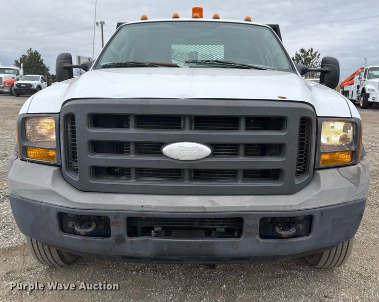 image for item EG2369 2005 Ford F550 Super Duty flatbed truck