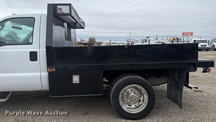 image for item EG2369 2005 Ford F550 Super Duty flatbed truck