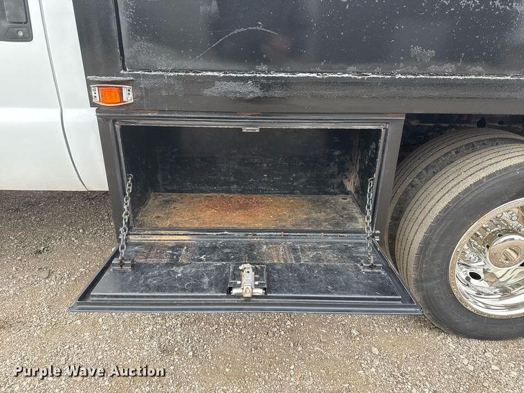 image for item EG2369 2005 Ford F550 Super Duty flatbed truck