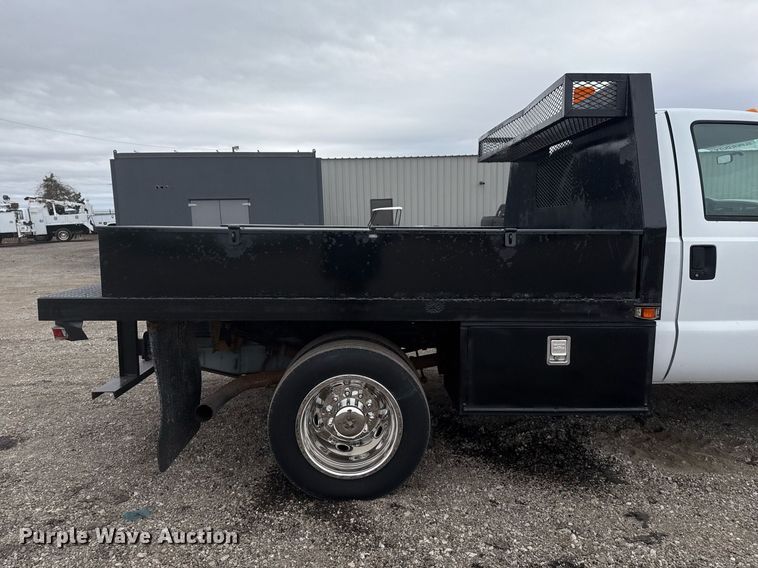 image for item EG2369 2005 Ford F550 Super Duty flatbed truck