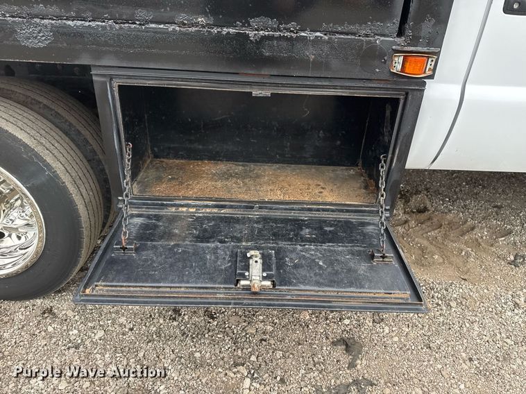 image for item EG2369 2005 Ford F550 Super Duty flatbed truck