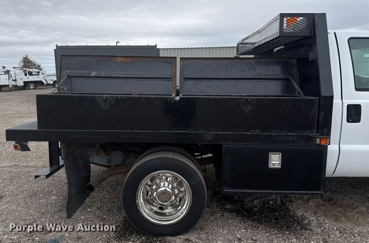 image for item EG2369 2005 Ford F550 Super Duty flatbed truck