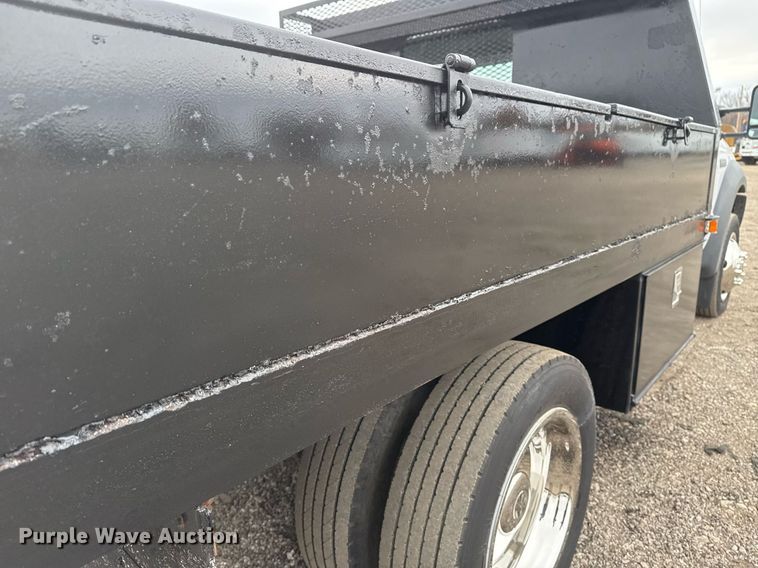 image for item EG2369 2005 Ford F550 Super Duty flatbed truck