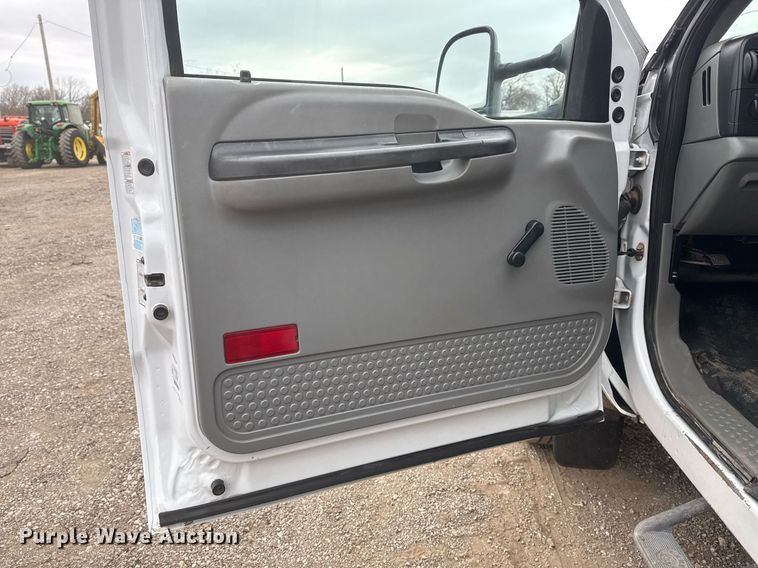 image for item EG2369 2005 Ford F550 Super Duty flatbed truck