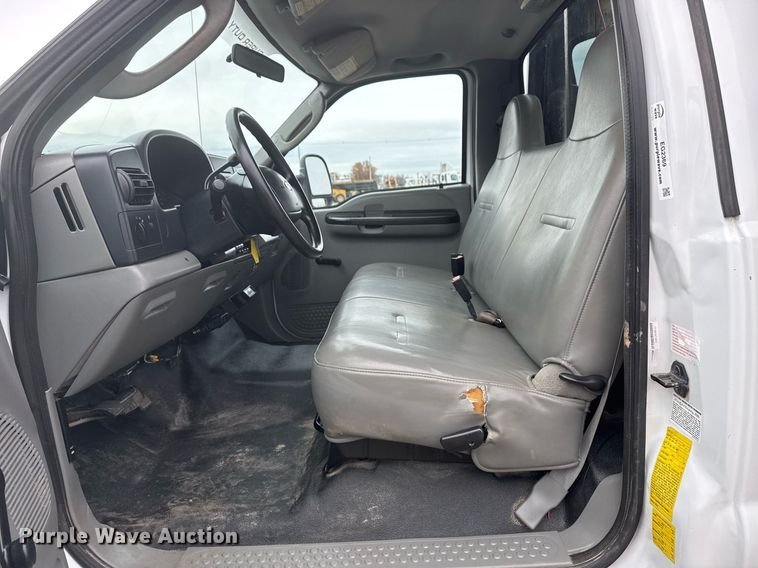 image for item EG2369 2005 Ford F550 Super Duty flatbed truck