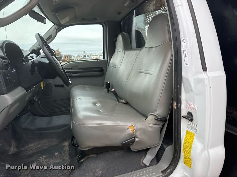 image for item EG2369 2005 Ford F550 Super Duty flatbed truck