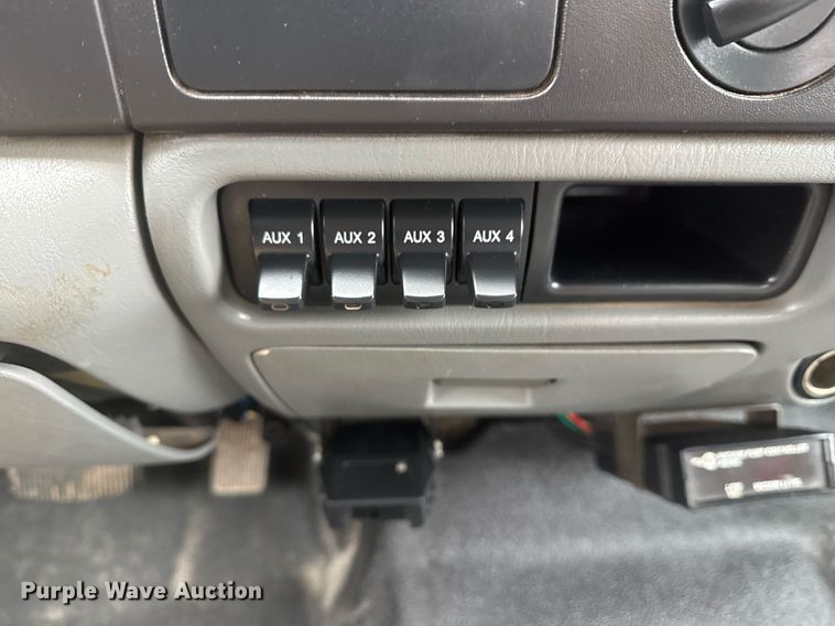 image for item EG2369 2005 Ford F550 Super Duty flatbed truck