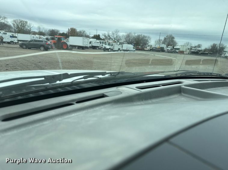 image for item EG2369 2005 Ford F550 Super Duty flatbed truck