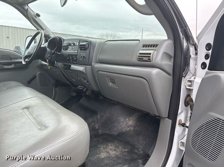 image for item EG2369 2005 Ford F550 Super Duty flatbed truck