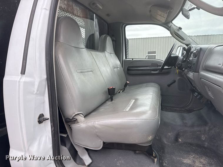 image for item EG2369 2005 Ford F550 Super Duty flatbed truck