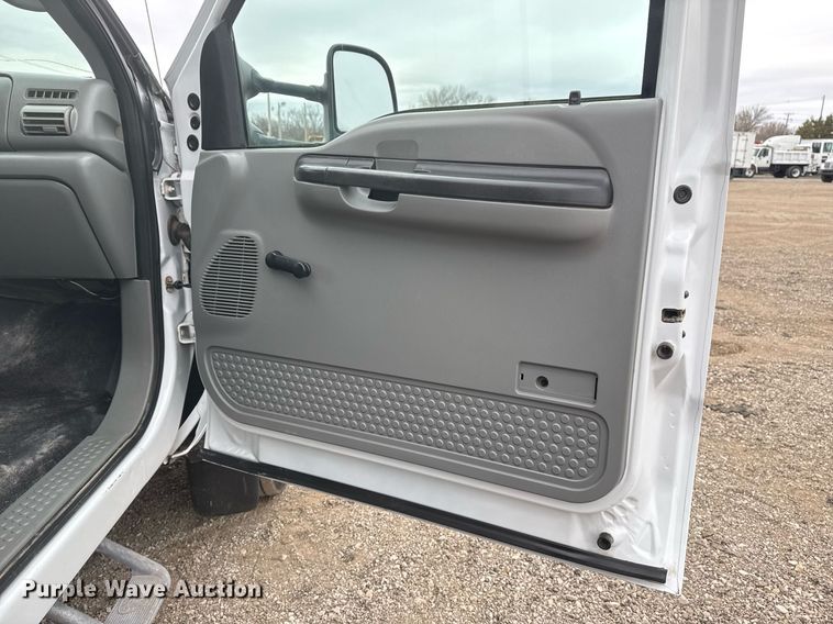 image for item EG2369 2005 Ford F550 Super Duty flatbed truck