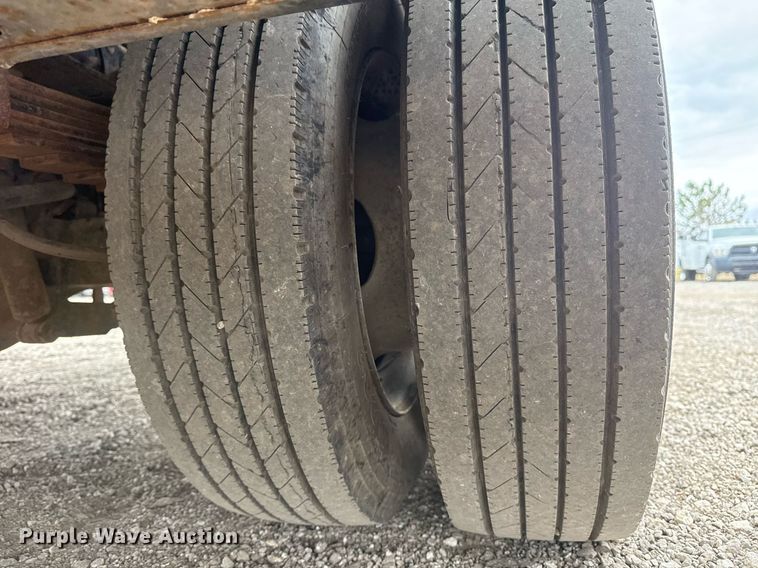 image for item EG2369 2005 Ford F550 Super Duty flatbed truck