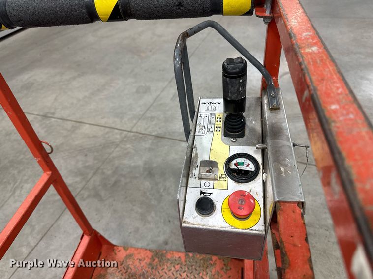 image for item EG7069 2017 Skyjack SJ16 vertical lift