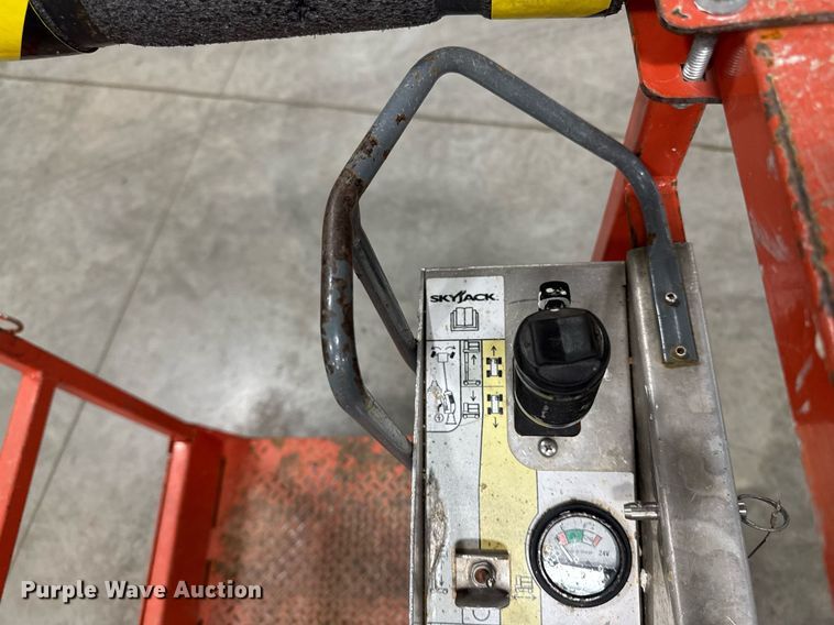 image for item EG7069 2017 Skyjack SJ16 vertical lift