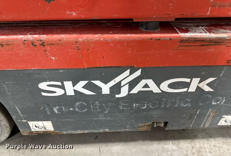 image for item EG7071 2017 Skyjack SJ16 vertical lift