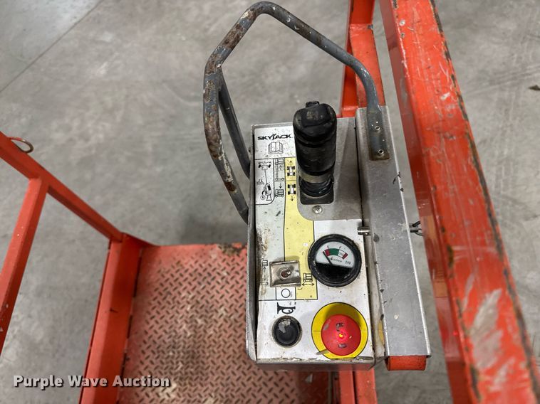 image for item EG7076 2017 Skyjack SJ16 vertical lift