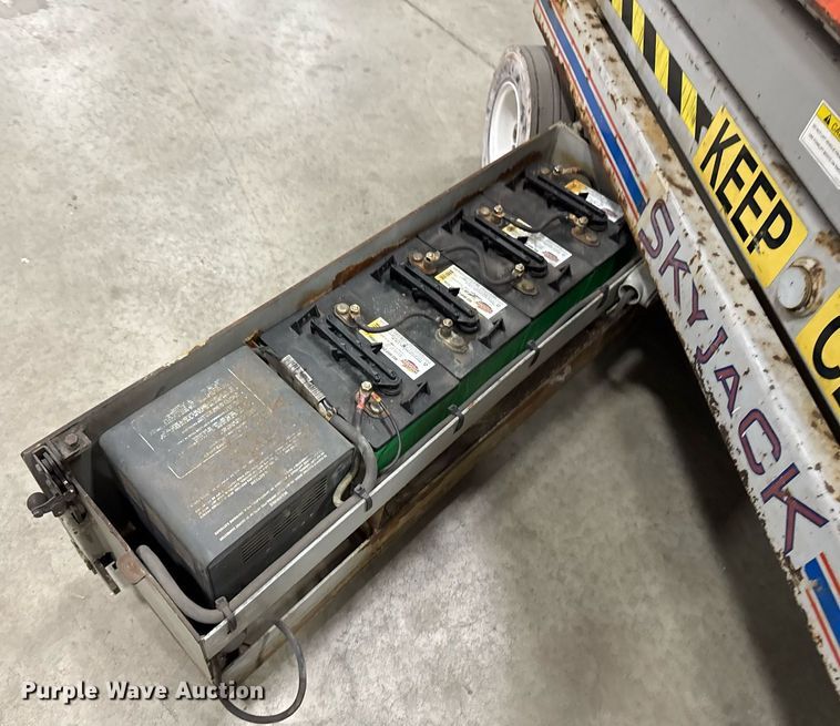 image for item EG7081 1999 Skyjack SJ-4620 scissor lift