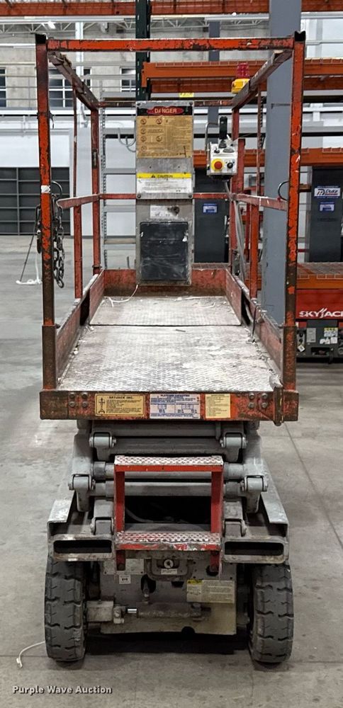 image for item EG7082 1993 Skyjack SJ-3220 scissor lift