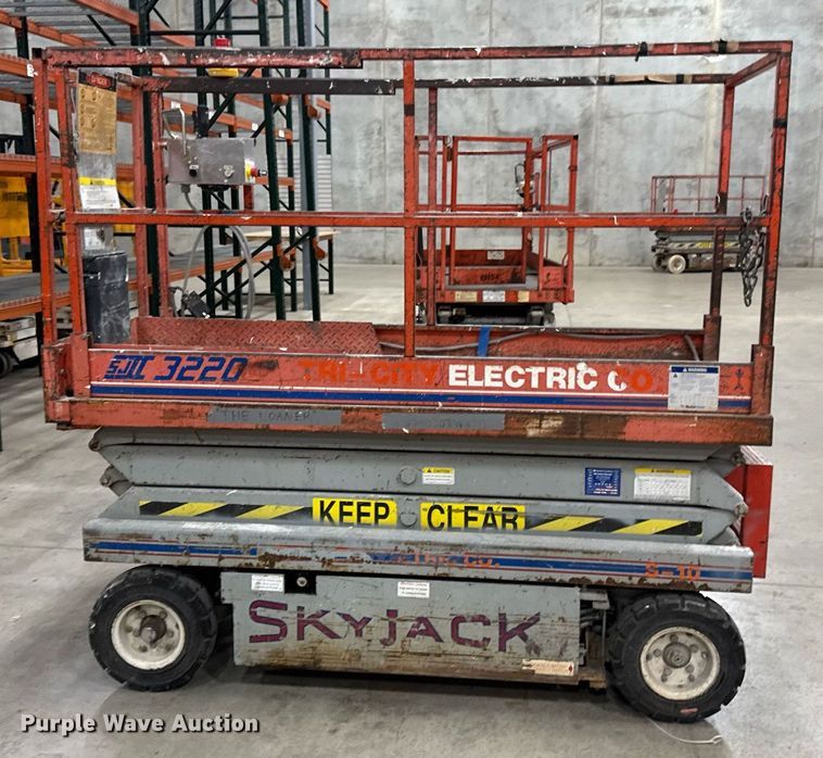 image for item EG7082 1993 Skyjack SJ-3220 scissor lift