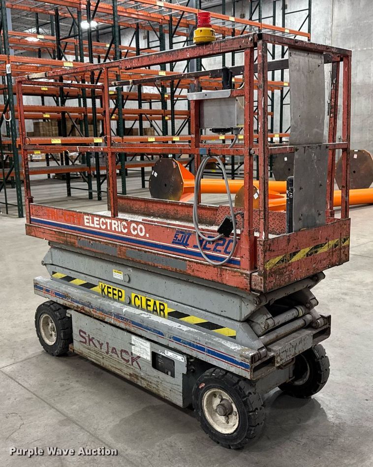 image for item EG7082 1993 Skyjack SJ-3220 scissor lift