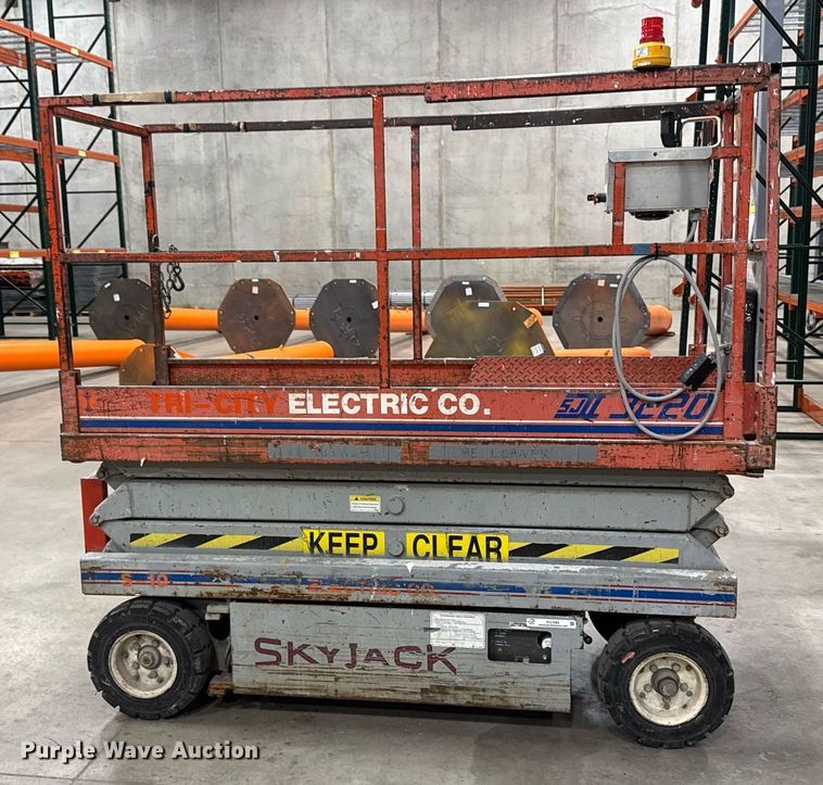 image for item EG7082 1993 Skyjack SJ-3220 scissor lift