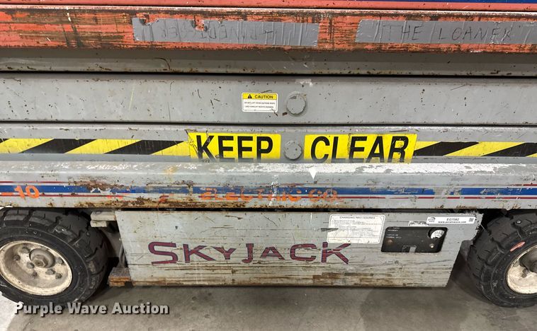 image for item EG7082 1993 Skyjack SJ-3220 scissor lift