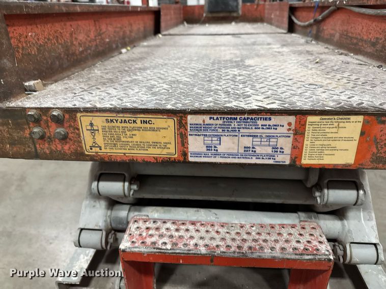 image for item EG7082 1993 Skyjack SJ-3220 scissor lift