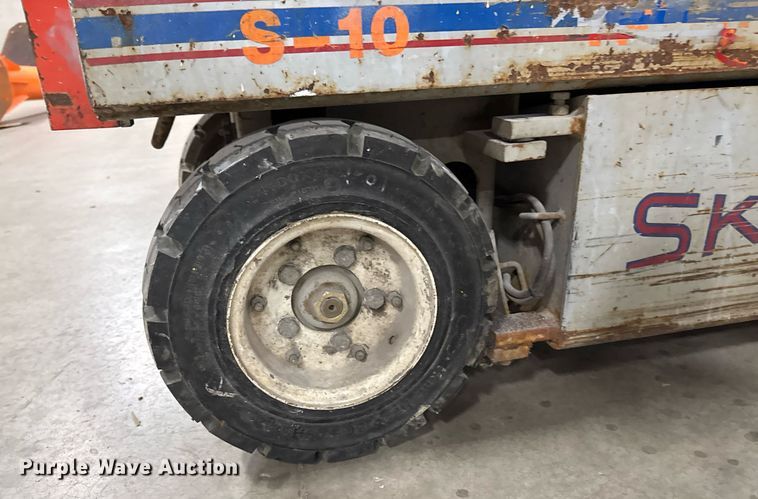 image for item EG7082 1993 Skyjack SJ-3220 scissor lift