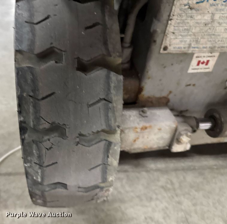 image for item EG7082 1993 Skyjack SJ-3220 scissor lift