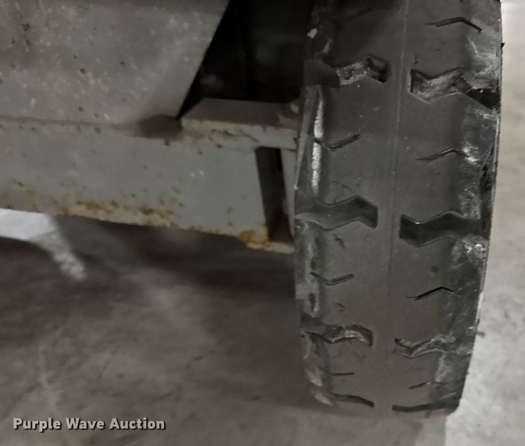 image for item EG7082 1993 Skyjack SJ-3220 scissor lift