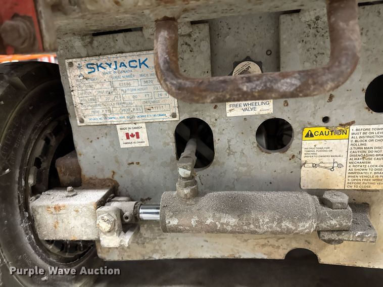 image for item EG7082 1993 Skyjack SJ-3220 scissor lift