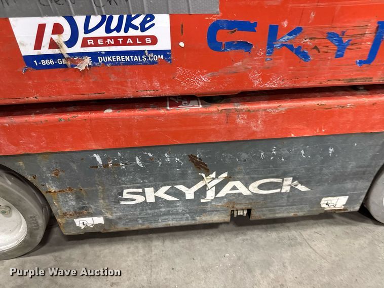 image for item EG7085 2017 Skyjack SJ16 vertical lift