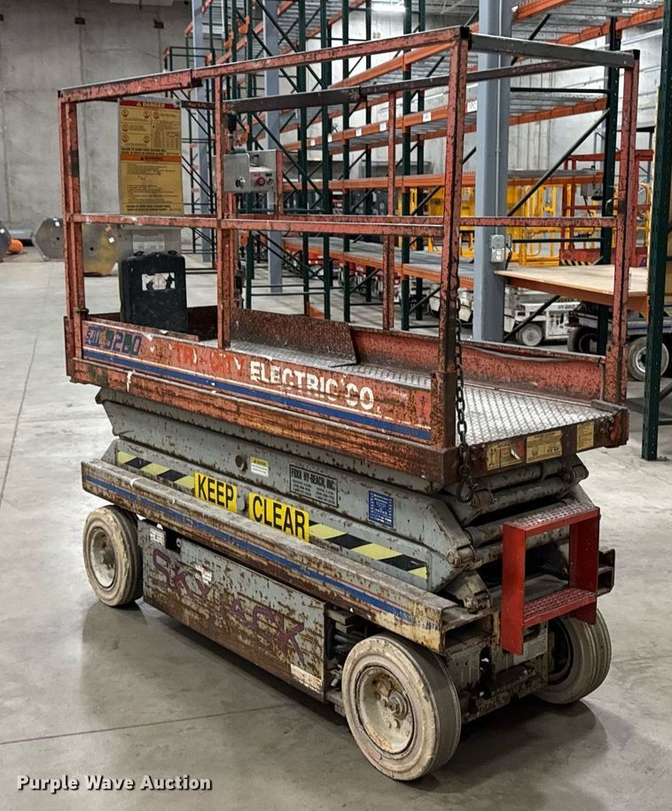 image for item EG7087 1993 Skyjack SJ-3220 scissor lift