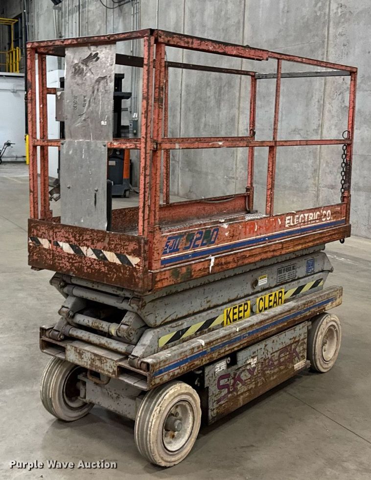 image for item EG7087 1993 Skyjack SJ-3220 scissor lift